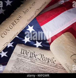 Der unabhängigkeitserklärung und Verfassung auf eine amerikanische Flagge Stockfoto