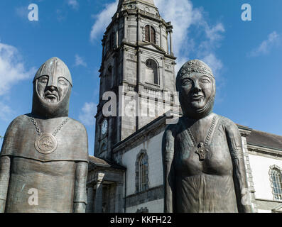 Silver Seas Cruise hält in Waterford Ireland. Statuen außerhalb der Christ Church Cathedral, Waterford oder formeller, der Kathedrale der Heiligen Dreifaltigkeit Stockfoto