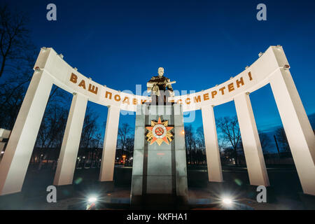 Gomel, Weißrussland. Nächtlicher Blick Auf Das Denkmal Zum Gedenken An Den Großen Vaterländischen Krieg. Das Memorial befindet sich in der Nähe des Studentenplatzes an der Sovetskaya Straße I Stockfoto