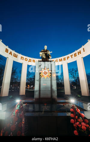 Gomel, Weißrussland. Nächtlicher Blick Auf Das Denkmal Zum Gedenken An Den Großen Vaterländischen Krieg. Das Memorial befindet sich in der Nähe des Studentenplatzes an der Sovetskaya Straße I Stockfoto