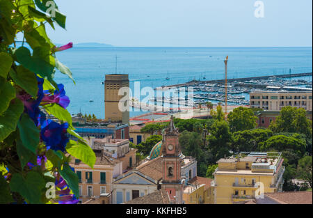 Salerno (Italien) - das historische Zentrum und den Hafen von der großen Stadt auf tirreno Meer, Region Kampanien, Süditalien. Stockfoto