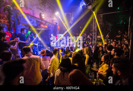 Antalya, Türkei - April 18,2017: türkische Sängerin Mehmet Erdem, führt live auf der Bühne während eines Konzertes Stockfoto