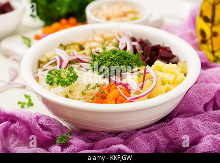 Rüben Salat vinaigrette in einer weißen Schüssel. Stockfoto