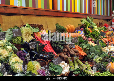 Frisches Obst und Gemüse zum Verkauf an Borough Market ich Southwark, London am Stall verkaufen frische Ware und grüne Lebensmittel. gesund, bunt Essen Stockfoto