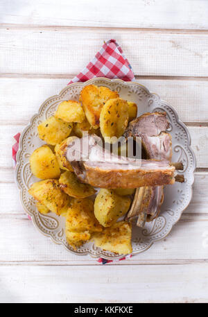 Gebackene Lamm Rippen mit Kartoffeln in der Platte Stockfoto
