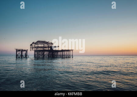 West Pier in der Dämmerung, Brighton, England Stockfoto