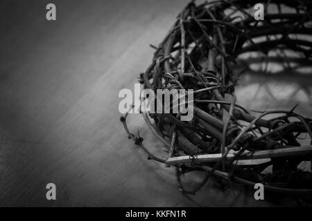 Dornenkrone als Getragen von Jesus Christus in die Ostern passion Geschichte, basierend auf einem Holztisch Stockfoto