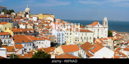 Blick über die Alfama in Richtung der Kuppel der Igreja de Santa Engrácia, Lissabon, Portugal, Europa Stockfoto