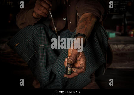 Mann mit dem tätowierten, buddhistische Schutz Symbole, Kyaukme, Shan Staat, Myanmar Stockfoto