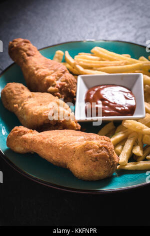 Fried Chicken Beine und Pommes Frites mit BBQ Sauce in der Platte, selektiven Fokus Stockfoto