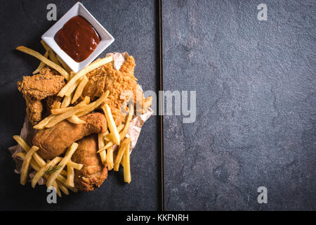 Fried Chicken fleisch und pommes frites von oben, leeren Raum auf der rechten Seite Stockfoto