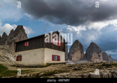 Dreizinnenhütte vor drei Zinnen, Naturpark drei Zinnen, Sextener Dolomiten, Südtirol, Italien Stockfoto