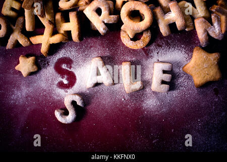 Gingerbread cookies mit Verkauf Buchstaben von oben Stockfoto