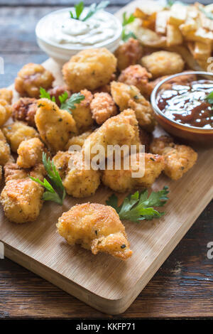 Hausgemachte Fried Chicken Nuggets auf Holzbrett, selektiver Fokus Stockfoto