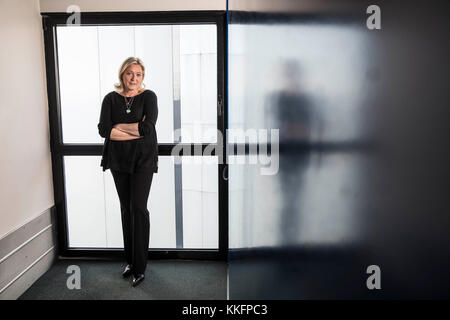 Straßburg (nord-östlichen Frankreich) auf 2015/03/12: Portrait dof Marine Le Pen im Europäischen Parlament. Marine Le Pen in einem Flur des Parlaments Stockfoto