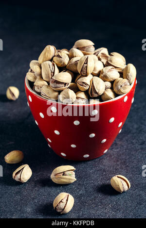 Große Gruppe von Pistazien im gepunkteten Kaffeetasse, selektiven Fokus Stockfoto