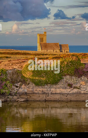 St Helena's Church und Rakete Pole Teich auf Lundy Island, Devon, England, UK im August - St Helens Kirche hdr-Effekt Stockfoto
