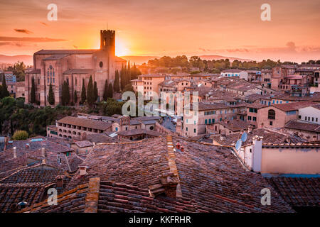 Schöner Blick über Siena in der Toskana auf einem Sonnenuntergang in Italien Stockfoto