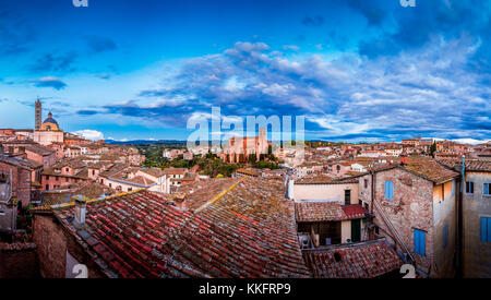 Schöner Blick über Siena in der Toskana auf einem Sonnenuntergang in Italien Stockfoto