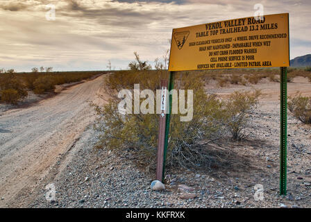 Warnschild an Vekol Valley Road in Sonoran Desert National Monument, Arizona, USA Stockfoto