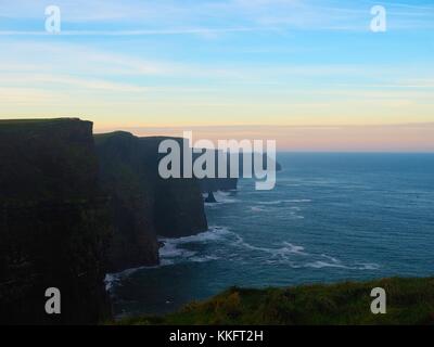 Sonnenaufgang auf den Klippen von Moher Grafschaft Clare Irland, den wilden Atlantik, surfen Sie auf die Felsen brechen. Ruhig und dennoch dramatisch. Stockfoto