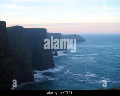 Sonnenaufgang auf den Klippen von Moher Grafschaft Clare Irland, den wilden Atlantik, surfen Sie auf die Felsen brechen. Ruhig und dennoch dramatisch. Stockfoto