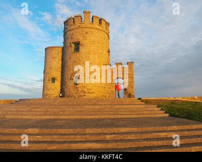 Sonnenaufgang auf den Klippen von Moher Grafschaft Clare Irland, den wilden Atlantik, surfen Sie auf die Felsen brechen. Ruhig und dennoch dramatisch. Stockfoto