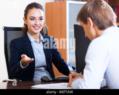 Lächelnd hr manager inreviewing Konkurrent für 02238-4584242 Vakanz Stockfoto