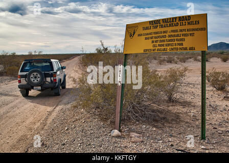 Fahrzeug 4WD am Warnschild an der Vekol Valley Road in Sonoran Desert National Monument, Arizona, USA Stockfoto