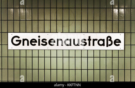 Schild mit der U-Bahn-Station in der Gneisenaustrasse, Berlin, Deutschland. Stockfoto