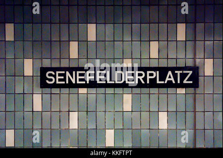 Berliner U-Bahn: Typenschild der Station am Senefelderplatz. Stockfoto