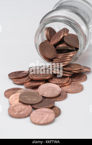 UK Kupfer pennies Cascading aus Glas. Speichern pennies Geld, Küchentisch, die Pennies, pennywise, Speichern, 1 p penny Herausforderung Stockfoto