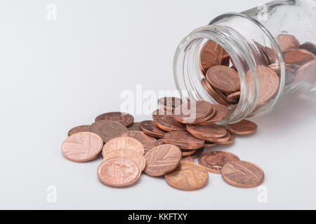 UK Kupfer pennies Cascading aus Glas. Speichern pennies Geld, Küchentisch, die Pennies, pennywise, Speichern, 1 p penny Herausforderung Stockfoto