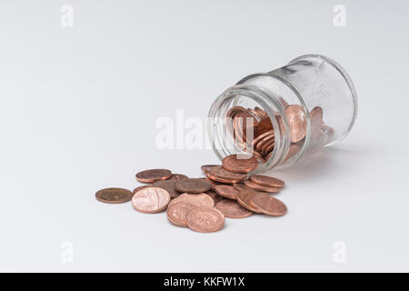 UK Kupfer pennies Cascading aus Glas. Speichern pennies Geld, Küchentisch, die Pennies, pennywise, Speichern, 1 p penny Herausforderung Stockfoto