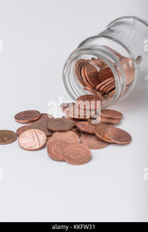 UK Kupfer pennies Cascading aus Glas. Speichern pennies Geld, Küchentisch, die Pennies, pennywise, Speichern, 1 p penny Herausforderung Stockfoto