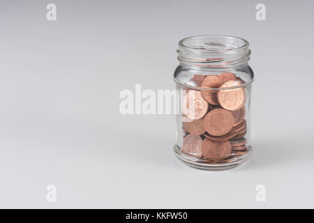 UK Kupfer pennies Cascading aus Glas. Speichern pennies Geld, Küchentisch, die Pennies, pennywise, Speichern, 1 p penny Herausforderung Stockfoto