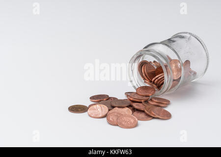 UK Kupfer pennies Cascading aus Glas. Speichern pennies Geld, Küchentisch, die Pennies, pennywise, Speichern, 1 p penny Herausforderung Stockfoto