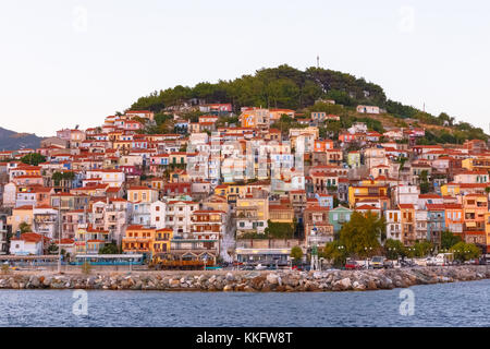 Das malerische Fischerdorf von plomari im südlichen Teil der Insel Lesvos entfernt ist berühmt für seine Ouzo trinken begleitet traditionellen Fisch del Stockfoto