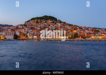 Das malerische Fischerdorf von plomari im südlichen Teil der Insel Lesvos entfernt ist berühmt für seine Ouzo trinken begleitet traditionellen Fisch del Stockfoto