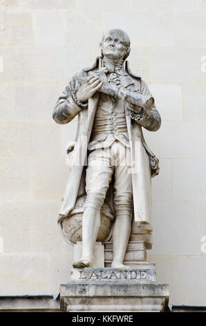 Paris, Frankreich. Palais du Louvre. Statue im Cour Napoleon: Joseph Jérôme Lefrançois de Lalande (1732-1807), französischer Astronom, Freimaurer und Schreiben Stockfoto