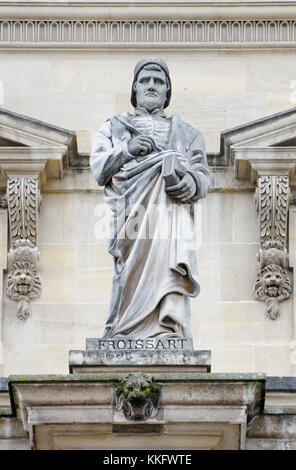 Paris, Frankreich. Palais du Louvre. Statue im Cour Napoleon: Jean Froissart (c 1337 - c 1405) Französisch-sprachigen mittelalterlichen Autor und Historiker fro Stockfoto