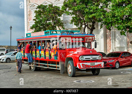 Traditionelle bunte Chiva Bus in der Straße von Cartagena de Indias, Kolumbien, Südamerika Stockfoto