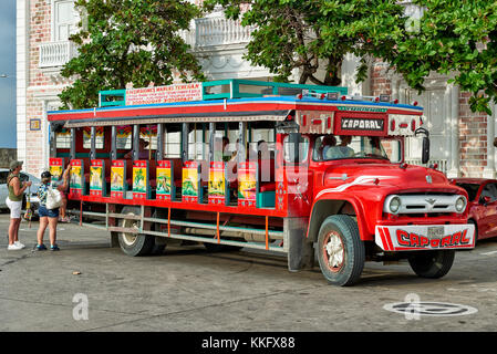 Traditionelle bunte Chiva Bus in der Straße von Cartagena de Indias, Kolumbien, Südamerika Stockfoto