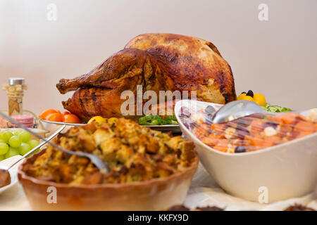 Freigebige thanksgiving Tisch voller appetitliches Essen Stockfoto