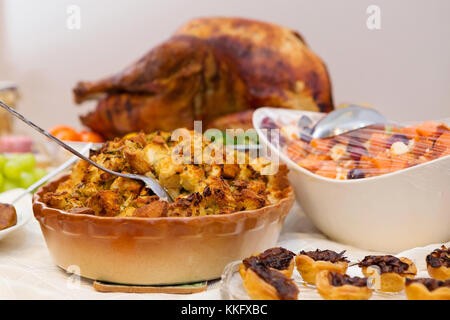 Freigebige thanksgiving Tisch voller appetitliches Essen Stockfoto