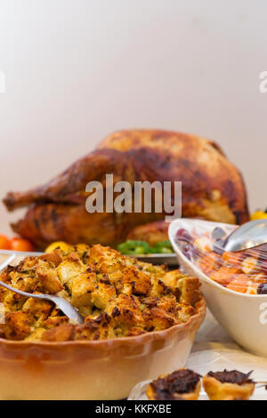 Freigebige thanksgiving Tisch voller appetitliches Essen Stockfoto