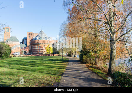 Fußweg laufen durch den Park entlang des Flusses Avon in Stratford-upon-Avon mit der Royal Shakespeare Theatre in der Ferne Stockfoto