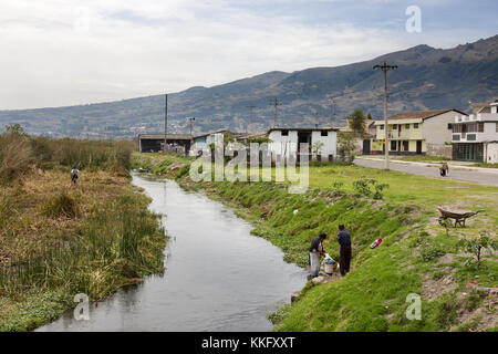 Ecuador Südamerika - indigene Landwirtschaft und Wäsche Waschen im Fluss in einem Dorf, Nördlichen Ecuador Südamerika Stockfoto