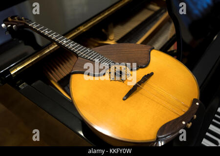 Domra ist eine Langhalslaute Russischen, Weißrussischen und ukrainischen folk Streichinstrument Stockfoto