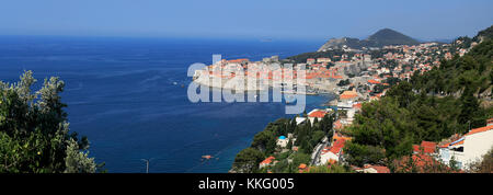 Die Adreatic Meer und Stadt Dubrovnik, Dalmatinische Küste, Kroatien, Balkan, Europa, UNESCO-Weltkulturerbe. Stockfoto